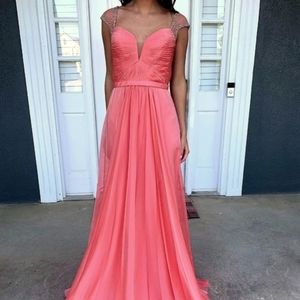 🔥🔥STUNNING LA FEMME GOWN SIZE 6 🔥🔥